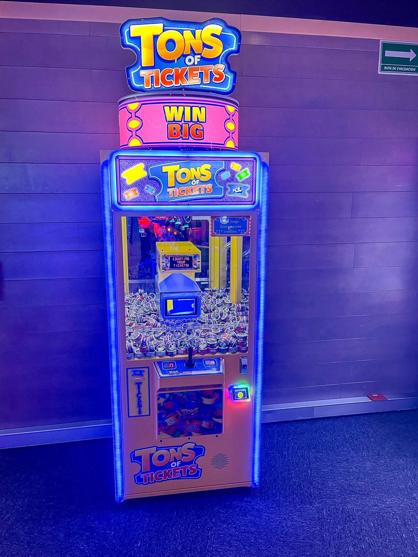 arcade claw machine by ice